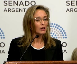 La ginecóloga Ángeles Carmona habló en el Senado contra una ley que amenaza a los médicos que no cooperen con el aborto