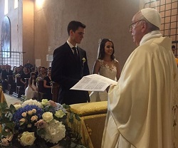 Se casaban un guardia suizo y una archivera vaticana: el Papa llegó por sorpresa y celebró la boda