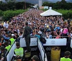 Miles de venezolanos pasan por la ciudad de Pacaraima al pasar a Brasil