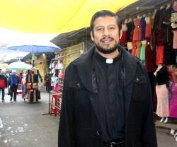 El padre Gabriel, en el barrio de La Merced de Ciudad de México, con una pastoral tienda a tienda