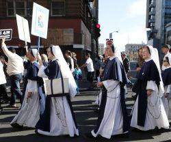 Con carteles en la calle, con el rosario en la capilla o con las madres en apuros, las Sisters of Life nunca se detienen