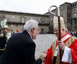 Julián Barrio, arzobispo de Santiago, saluda al Presidente del Parlamento gallego, oferente de la jornada