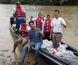 Religiosas en el vicariato de Puyo, en el Amazonas ecuatoriano, donde la canoa es el medio de transporte