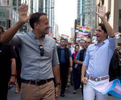 Leo Varadkar, a la izquierda, marcha con Justin Trudeau, primer ministro de Canadá, en el Orgullo Gay de Montreal