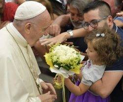 El Papa saluda a una niña durante la primera audiencia con catequesis de agosto