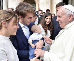 El vídeo de oración del Papa para agosto: «Hay que apoyar a las familias con medidas concretas»