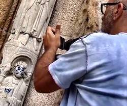 La catedral de Santiago pide más vigilancia exterior tras la pintada contra una imagen de la fachada