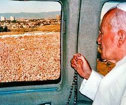 Juan Pablo II llega en helicóptero el 15 de agosto de 1993 a la misa de clausura de la JMJ de Denver, en el Cherry Creek State Park.