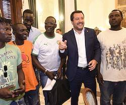 Matteo Salvini, vicepresidente del consejo de ministros italiano y ministro del Interior, afirma que la inmigración ilegal fomenta el racismo.