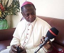 Monseñor Georges Nkuo pide que no se responda a la violencia con la violencia ni al odio con el odio. 