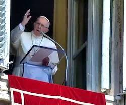 «Es muy importante ir a misa y comulgar», dice el Papa, «nos transforma y nos prepara para el cielo»