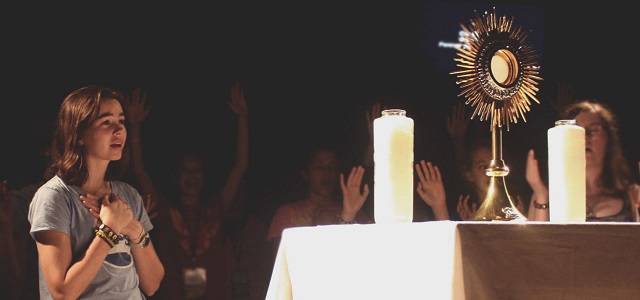 Jóvenes que cambian la discoteca por la Iglesia: el éxito de la Adoración para la evangelización