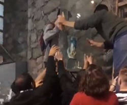 Alumnos de la Universidad de Córdoba retiran una Virgen al grito «Iglesia, Estado, asunto separado»
