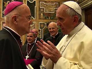 Papa-Viganò: el primer saludo