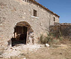 Entrada a la iglesia de La Mercadera, fechada en el siglo XI