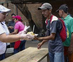 Miles de venezolanos siguen huyendo a Colombia: una parroquia fronteriza da 3.200 comidas diarias