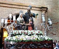 La Virgen Niña, con San Joaquín y Santa Ana, en la procesión de Guadix (Granada, España).