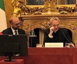 El arzobispo Georg Ganswein al presentar  en Roma el libro La Opción Benedicto, de Rod Dreher