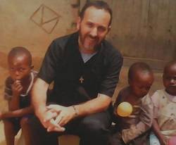 Juan Pablo, de sacerdote rural en la desplobada Cuenca a misionero entre multitud de niños en Kenia