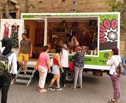 El camión-tienda de Cáritas recorre los pueblos y ciudades de Mallorca