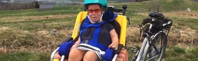 «Alegría sobre ruedas»: brazos y piernas paralizadas, pero nada detiene a Marie Caroline