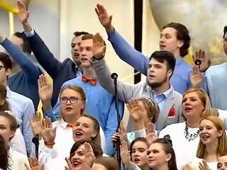 Los jóvenes lituanos bendicen al Papa