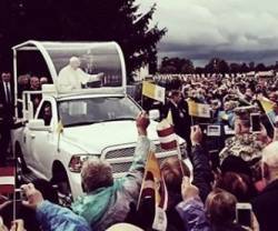 El Papa a su llegada a Aglona, para una misa con frío y lluvia en la explanada del santuario mariano