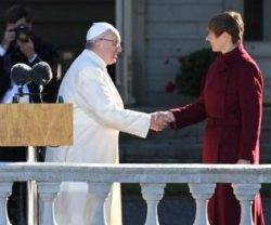 La presidenta de Estonia recibe al Papa Francisco... solo hay unos 6.000 católicos en el país, la mitad extranjeros