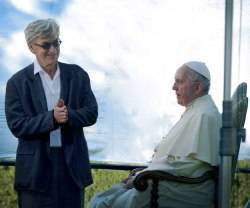 El director Wim Wenders con el Papa Francisco durante el rodaje - hay muchas escenas hermosas de este papado
