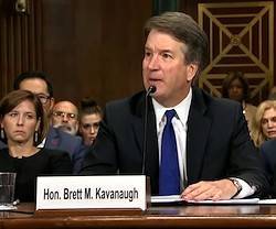 Brett Kavanaugh negó absolutamente las acusaciones que han enturbiado su posible confirmación como juez del Tribunal Supremo. Detrás de él, a la izquierda de la foto, su esposa Ashley.