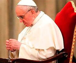 El Papa Francisco rezando el Rosario