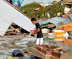 Encuentran en una iglesia los cuerpos de 34 niños sepultados tras el tsunami en Indonesia