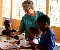 Julia, el «ángel de Benín»: misionera y referente mundial en la lucha contra una extraña enfermedad