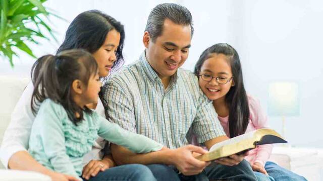 Familia leyendo la Biblia. 