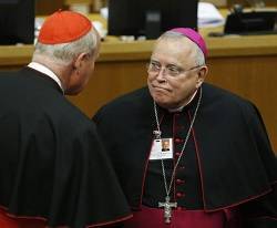 El arzobispo Chaput charla con el cardenal Schonborn durante el Sínodo