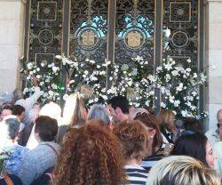 Cientos de vecinos de La Coruña acudieron muy enfadados este lunes al Ayuntamiento con claveles blancos