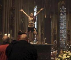 Una activista feminista se sube semidesnuda al altar de la catedral de Colonia en plena misa de Navidad