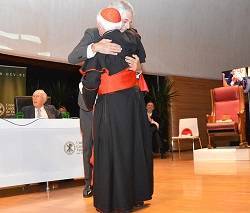 El cardenal Cañizares se abraza con Suárez Illana, hijo del expresidente de España /UCV