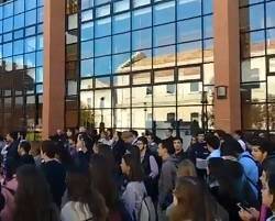 Decenas de estudiantes se reunieron fuera de las aulas de la universidad para presentar la asociación y rezar el Rosario.