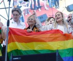 Cristina Cifuentes, del PP, y Manuela Carmena, de Podemos,  entusiastas del orgullo gay... y de las leyes de multas LGTB