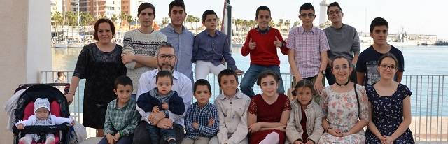 ¿Cómo vive una familia con 16 hijos en la España actual? «Dios ha sido providente, no somos héroes»