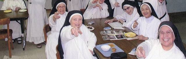 A través de las rejas y armadas con su Rosario estas monjas luchan por la conversión de Hollywood