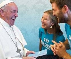 El Papa regala el DOCAT a los jóvenes auditores en el Sínodo: doctrina social para cambiar el mundo