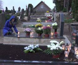 Buena idea para Fieles Difuntos: que grupos de niños y jóvenes vayan a rezar de noche al cementerio