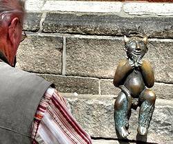 La estatua del diablo en Lübeck (Alemania) inspira la idea municipal para Segovia.