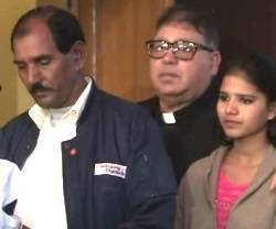 El marido y la hija de Asia Bibi con un representante de la Iglesia, en la rueda de prensa al saberse de su absolución