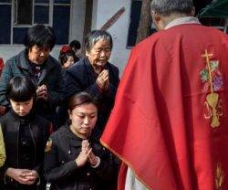 Católicos de una comunidad clandestina en China comulgan - las circunstancias pueden variar de región en región