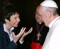 Chiara Amirante habla con el Papa Francisco en uno de los encuentros que han mantenido estos años