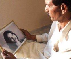 Ashiq con una foto de su esposa Asia Bibi - aunque técnicamente es libre, no puede salir a la calle o ella y su familia serían asesinados por islamistas fanáticos