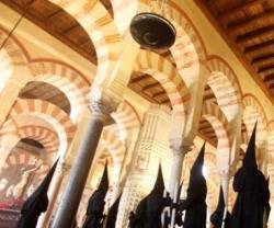 La catedral-mezquirta de Córdoba es un monumento que atrae cientos de miles de visitantes de todo el mundo... y una parroquia viva de la comunidad católica